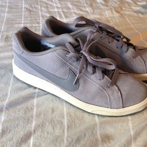 Nike 8.5 sport shoe (purple)